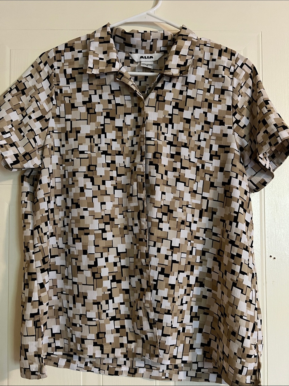 Alia Short-Sleeve Geo Print Polo in Beige Black White